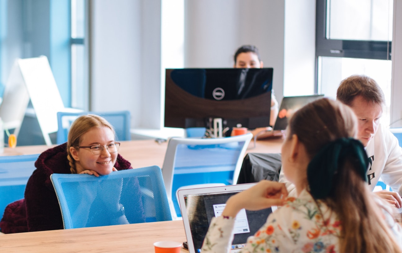 Люди общаются друг с другом в офисе