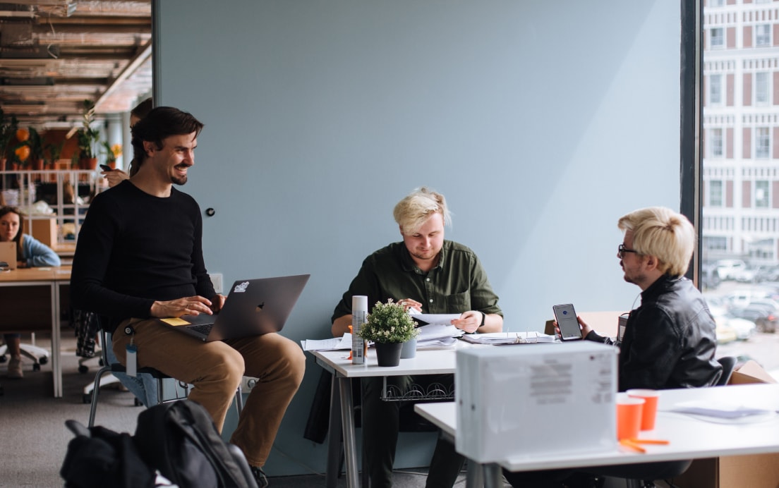 Коллеги обсуждают что-то весёлое