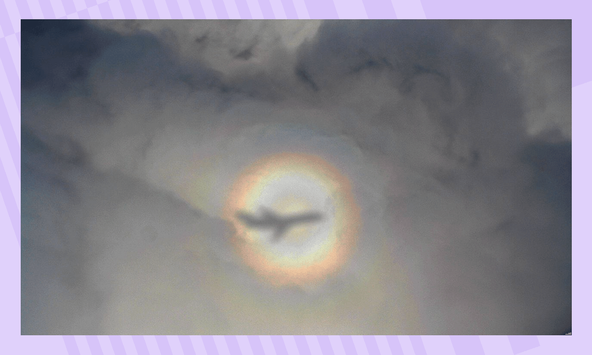 Тень самолёта на облаках обрамлена глорией