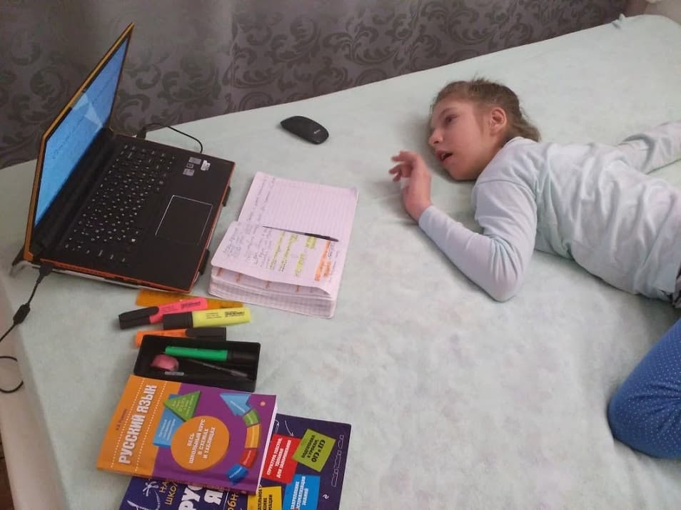 Ученица «Домашней школы Фоксфорда» Настя Доманина с ОВЗ смотрит занятия