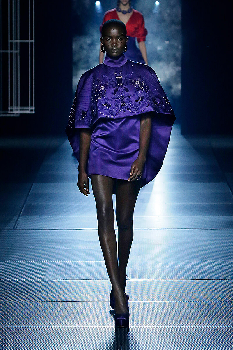 Платье в дофаминовом стиле из коллекции Fendi весна-лето &mdash; 2022