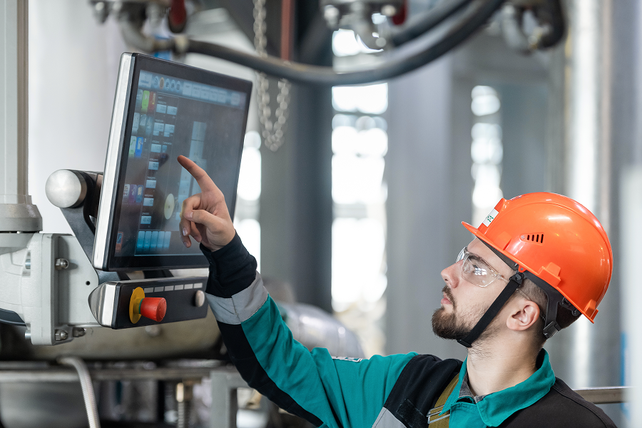 Сотрудник управляет процессами через цифровые панели