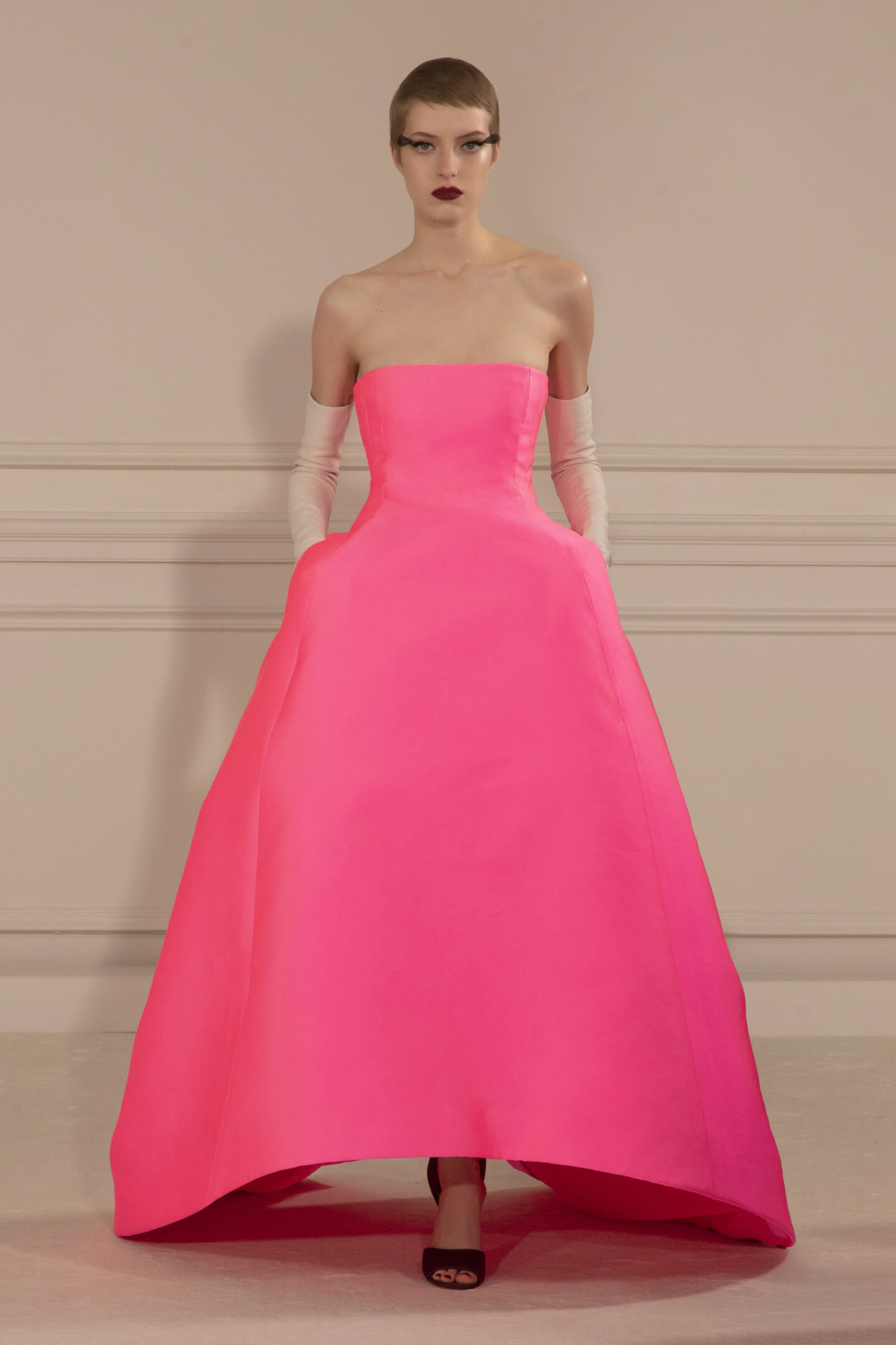 Платье в дофаминовом стиле из коллекции Valentino весна-лето &mdash; 2022