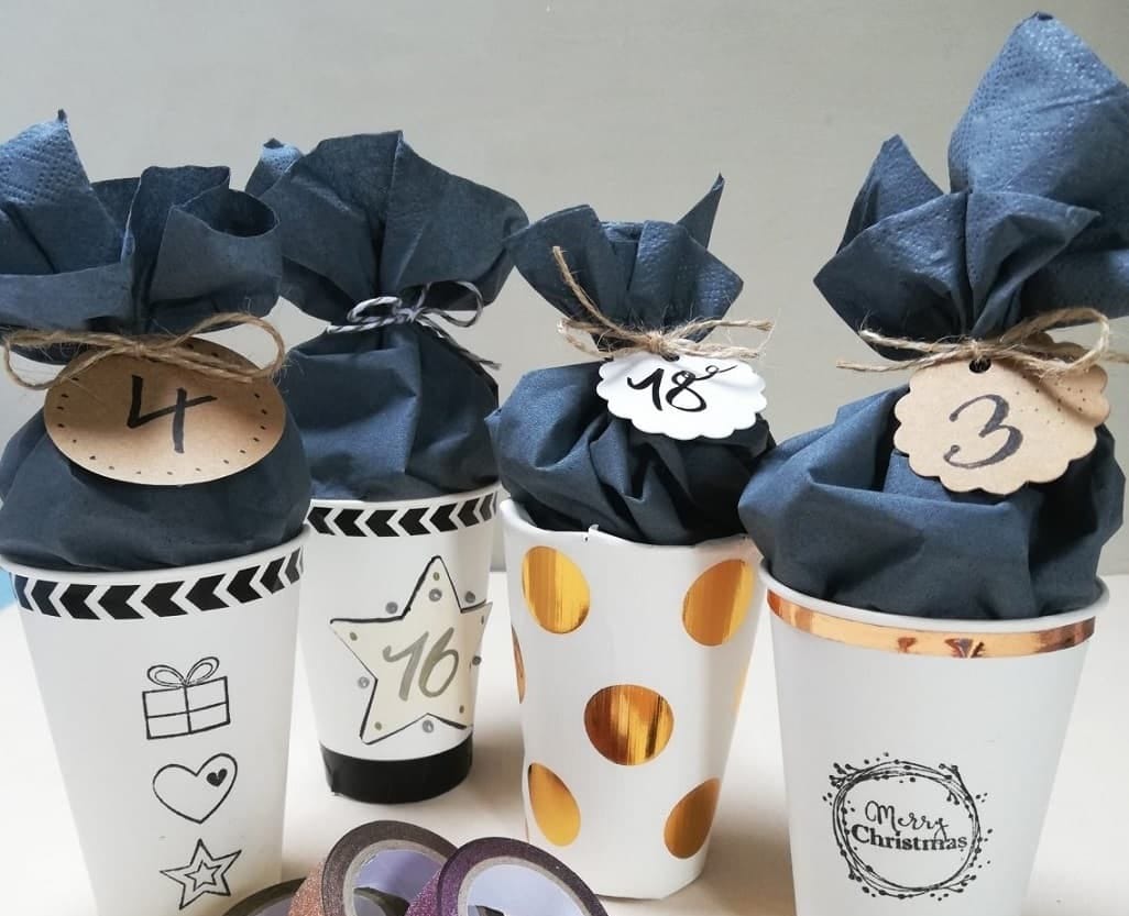 Адвент-календарь в кофейных стаканчиках