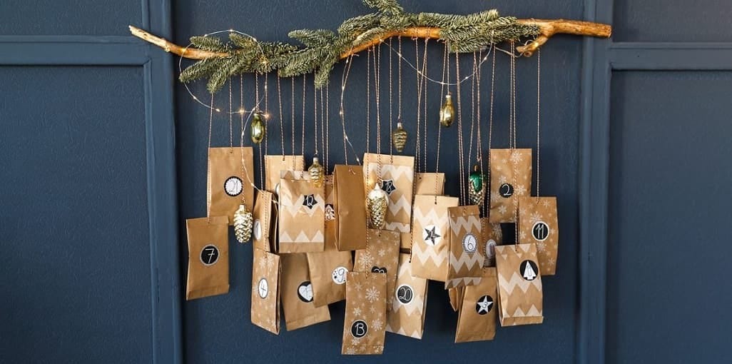 Адвент-календарь на ветке ели