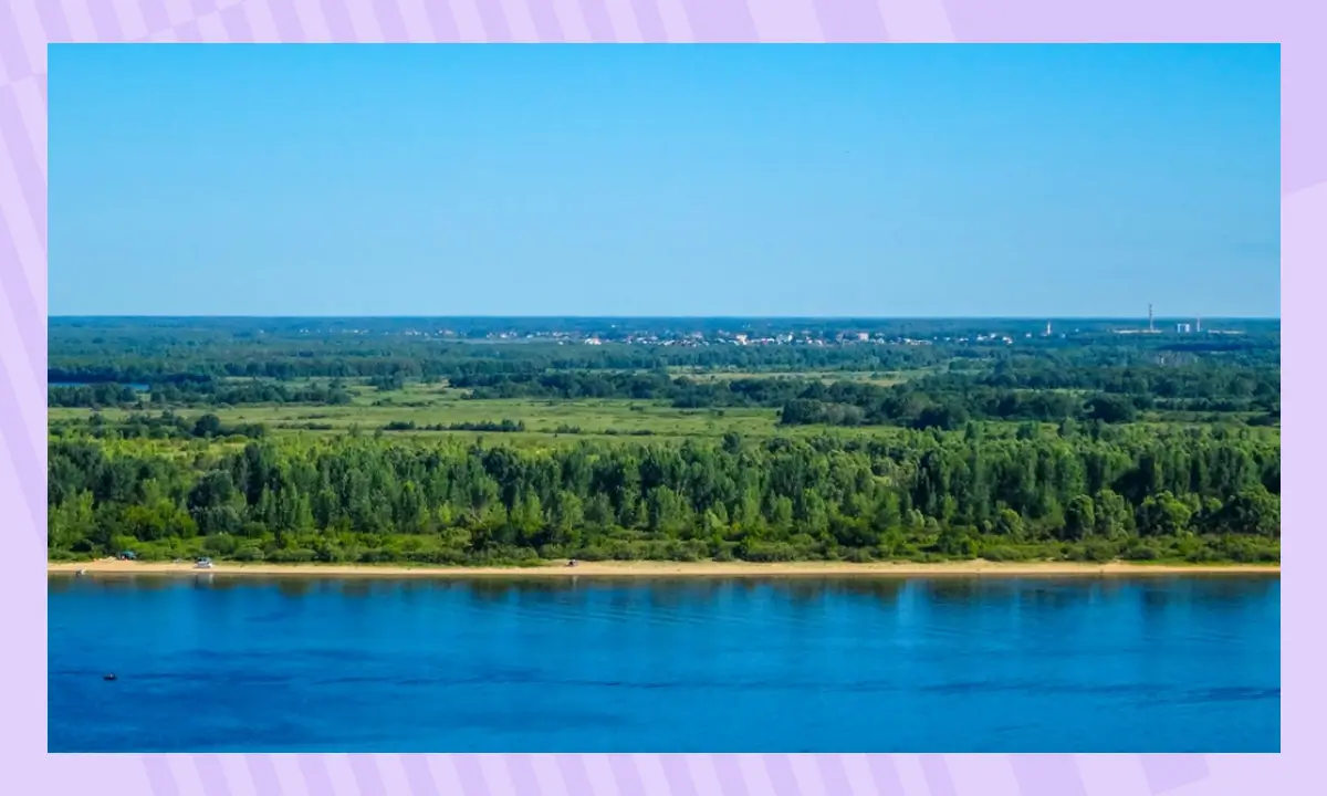 Река Волга и зелёный берег